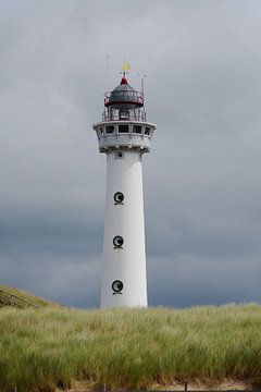 Leuchtturm von Egmond an einem Sommernachmittag II von Jurjen Jan Snikkenburg