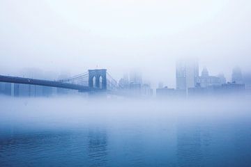 Brooklyn Bridge in Mist van Walljar