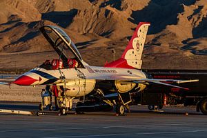 Le F-16D Fighting Falcon de l'U.S. Air Force des Thunderbirds.