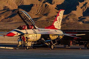U.S. Air Force F-16D Fighting Falcon van de Thunderbirds. van Jaap van den Berg
