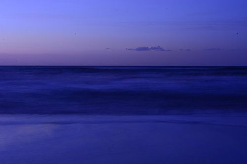 Zee bij avondschemering