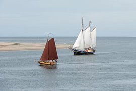Zeilboten op de Waddenzee nabij Vlieland von Tonko Oosterink