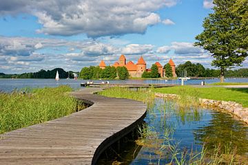 De pittoreske waterburcht van Trakai in Litouwen van Gisela Scheffbuch