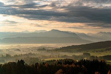 dramatische ochtend over de Allgäuer uitlopers van de Alpen van Leo Schindzielorz