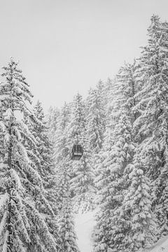 De gondel tussen besneeuwde bomen | Oostenrijk van Marika Huisman fotografie
