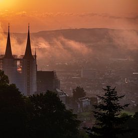 Uitzicht over Bamberg en klooster Michelsberg bij zonsopgang en in de mist van ManfredFotos