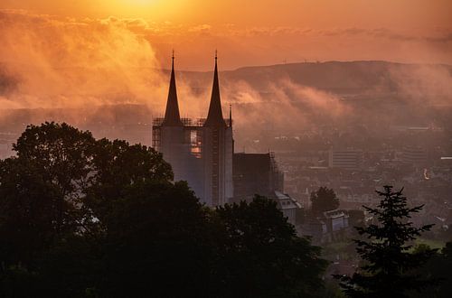 Uitzicht over Bamberg en klooster Michelsberg bij zonsopgang en in de mist