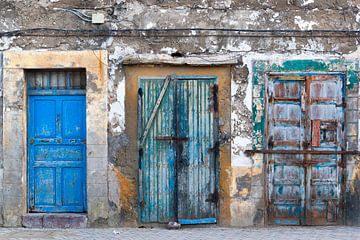 Drie oude deuren in de  medina van Essaouira van Peter de Kievith Fotografie