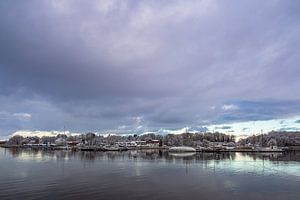 Blick über die Warnow auf die Hansestadt Rostock im Winter
