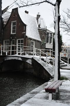 Delft - Beiaardeershuisje Kerkstraat in de sneeuw sur Mariska van Vondelen