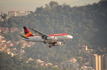 Vliegtuig Avianca boven Rio de Janeiro van Karel Frielink