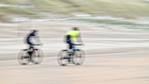 Mountainbikers op het strand van Ronald Mallant
