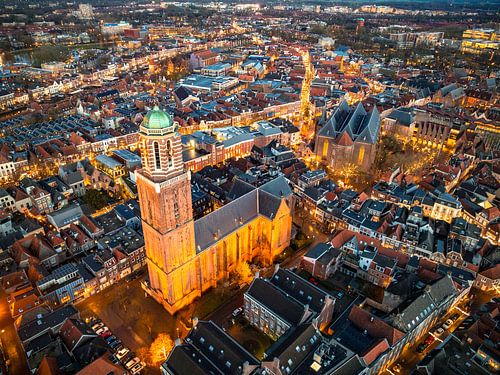 Zwolse Peperbus in de binnenstad tijdens zonsondergang