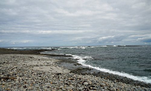 Kilkee Beach is een stenen strand in het dorp Kilkee.