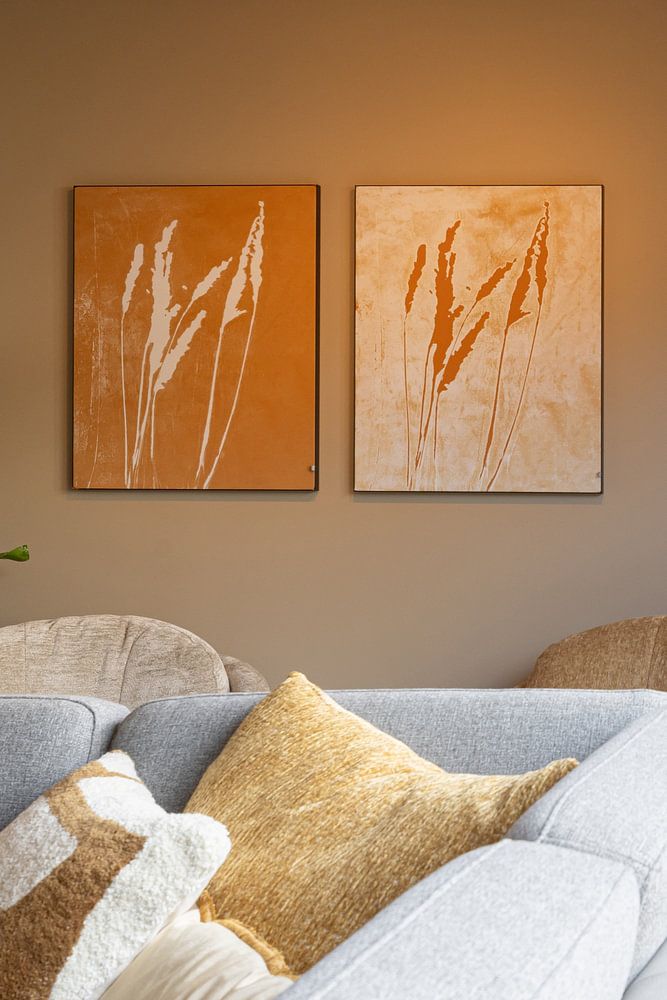 Gras in Weiß auf Ockergelb. Moderne botanische Kunst  von Dina Dankers 