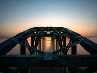 Oude IJsselbrug tussen Hattemerbroek en Zwolle tijdens zonsopkomst