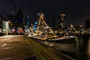 Boot 's nachts in Rotterdam