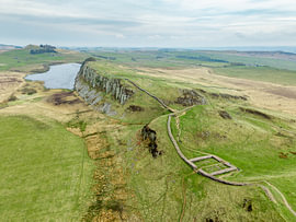 Hadrian’s Wall through the green, hilly countryside by Thomas Röell