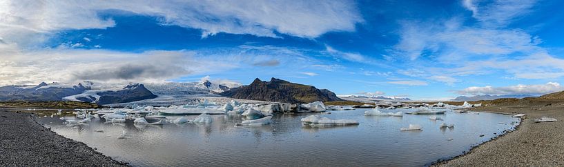 Schmelzende Eisberge in der Gletscherlagune Fjallsárlón mit dem Vatnaj von Sjoerd van der Wal Fotografie