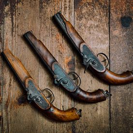 Vintage pistolen op rustieke houten textuur. van Jelena Jovanovic Fine Art