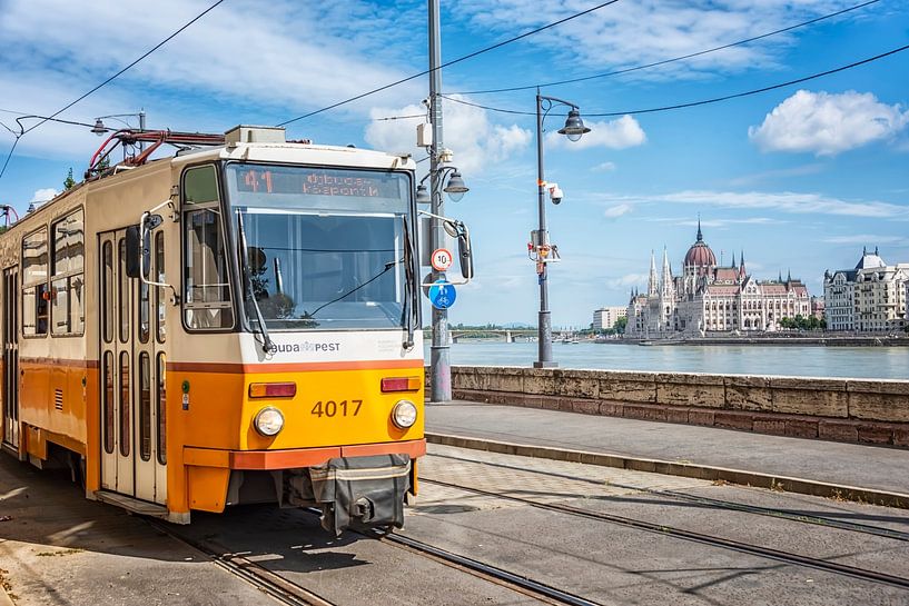 The city of Budapest by Manjik Pictures