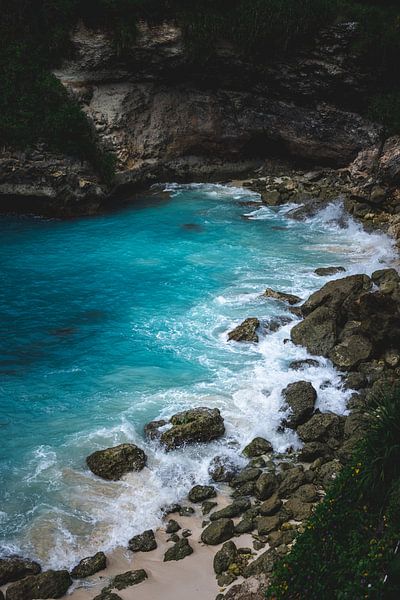Blue Lagoon on the island of Nusa Ceningan in Bali by Ken Tempelers