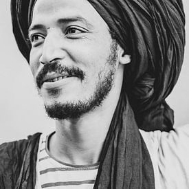 Berber man from Marrakech Morocco in black and white by Ingrid Koedood Fotografie