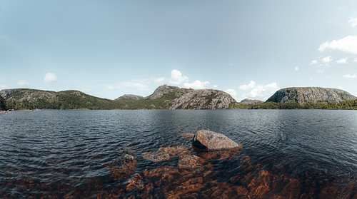 Lac de montagne dans les Alpes norvégiennes — Une nature sauvage et accidentée en Norvège