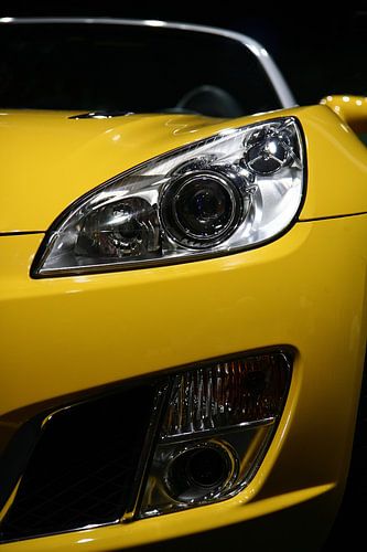 Voiture de sport jaune