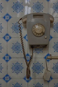 Urbex: Een telefoon in een verlaten klooster van Carola Schellekens