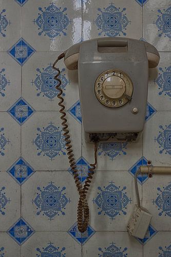 Urbex: Een telefoon in een verlaten klooster