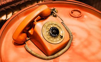 Téléphone à Cadran Orange – Art Mural Design Rétro