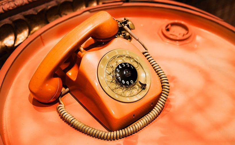 Téléphone à Cadran Orange – Art Mural Design Rétro par Brave Toaster Photos
