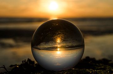 zonsondergang door een lens ball von Annelies Cranendonk