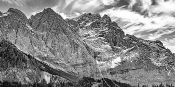Zugspitze Panorama schwarz-weiß mit Seilbahn Bayern