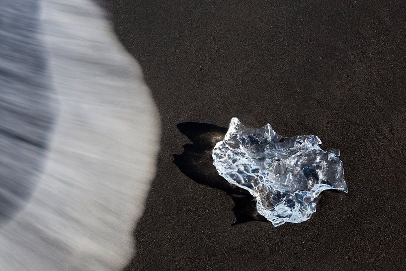 Brokken ijs op het strand van Sven-Erik Arndt