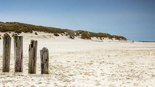 Ameland strand met golfbrekers