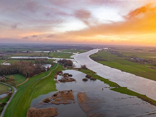 IJssel met overlopende uiterwaarden bij Zwolle tijdens zonsondergang