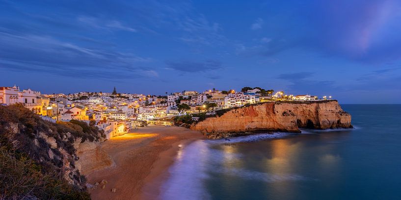 Carvoeiro in der blauen Stunde, Portugal von Adelheid Smitt