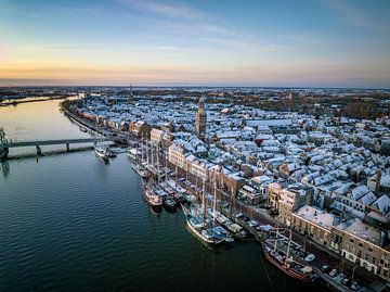 Kampen Stadtansicht am Fluss IJssel während eines kalten Wintersonnenaufgangs von Sjoerd van der Wal Fotografie