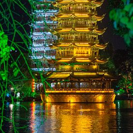 De Zon en Maan Pagoda in het Shan Lake in Guilin, China van Jan Fritz