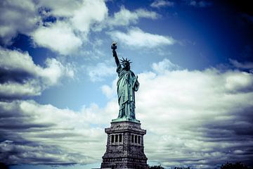 Die verborgene Pracht der Freiheit: Eine einzigartige Perspektive auf die Freiheitsstatue in New York 11 von FotoDennis.com | Werk op de Muur