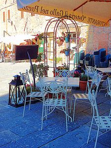 Bereit für einen anstrengenden Abend in der Osteria del Gallo nel Pozzo Panicale