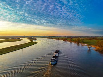 Vrachtship op de IJssel tijdens zonsondergang in de lente van Sjoerd van der Wal Fotografie