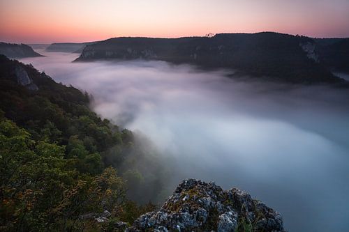 Mist in de Donauvallei - magische kleuren bij Eichfelsen