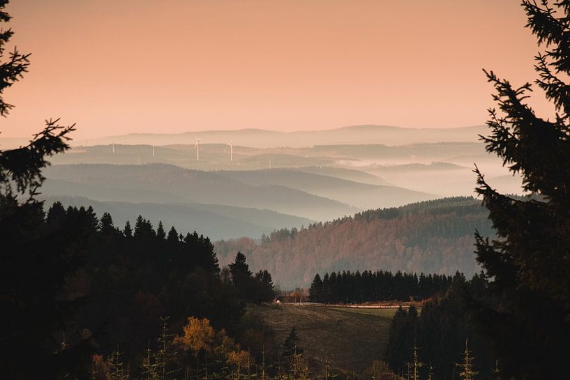 Mistige heuvels in Sauerland van Lars Meijer