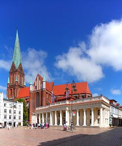 Neues Gebäude  mit Schweriner Dom St. Marien und St. Johannis mit Martplatz, Schwerin, Mecklenburg-V