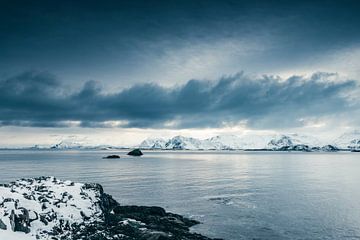 Lofoten besneeuwd winterlandschap in Noord-Noorwegen van Sjoerd van der Wal