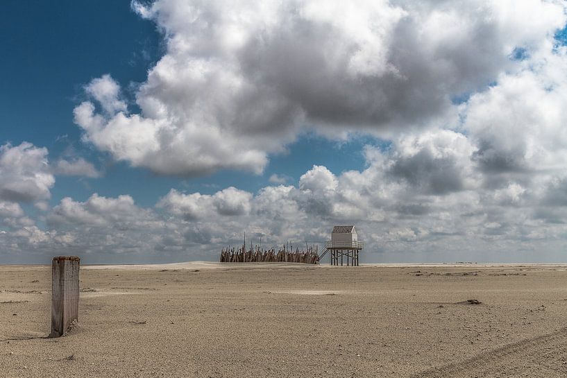 Dit is het Drenkelingenhuisje op de Vliehors op het waddeneiland Vlieland. by ingrid schot