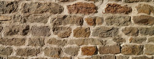 Historische middeleeuwse stadsmuur van natuursteen in Maagdenburg